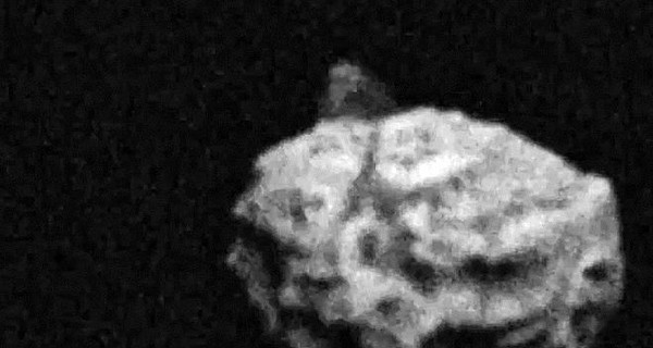 На астероиде, летящем к Земле, обнаружена черная пирамида