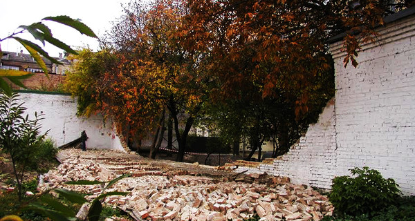 На территории Софийского музея рухнул 50-летний забор