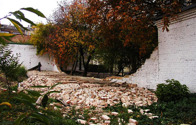 На территории Софийского музея рухнул 50-летний забор