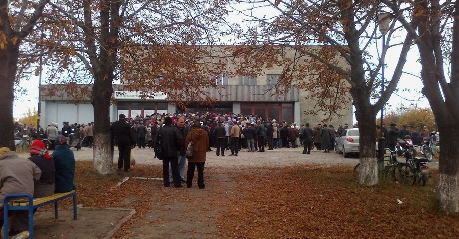 На Луганщине люди выстроились в огромную очередь за деньгами