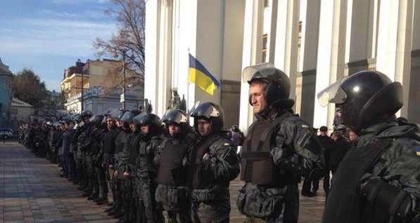 К активистам под Радой вышел начальник милиции Киева