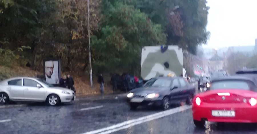 В Киеве грузовик Нацгвардии раздавил легковушку на встречке