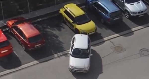Блондинка пыталась припарковаться 6 раз, но в итоге не смогла выйти из машины