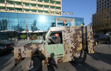 В Запорожье хозяин кафе отдал солдатам свой УАЗ-ик