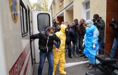 В Киеве тренировались, как спасать больного вирусом Эболы
