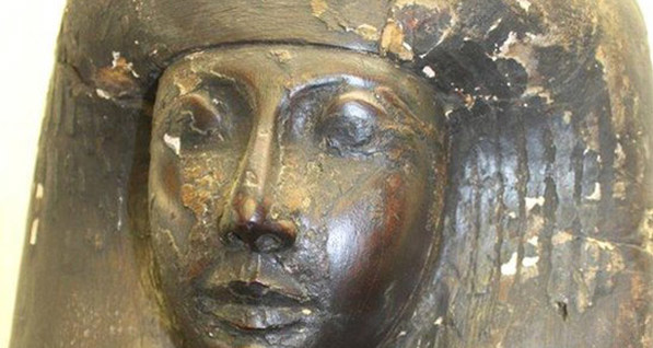 Житель Англии обнаружил в доме древний египетский саркофаг 