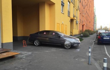 В Киеве авто за неправильную парковку обмотали пищевой пленкой