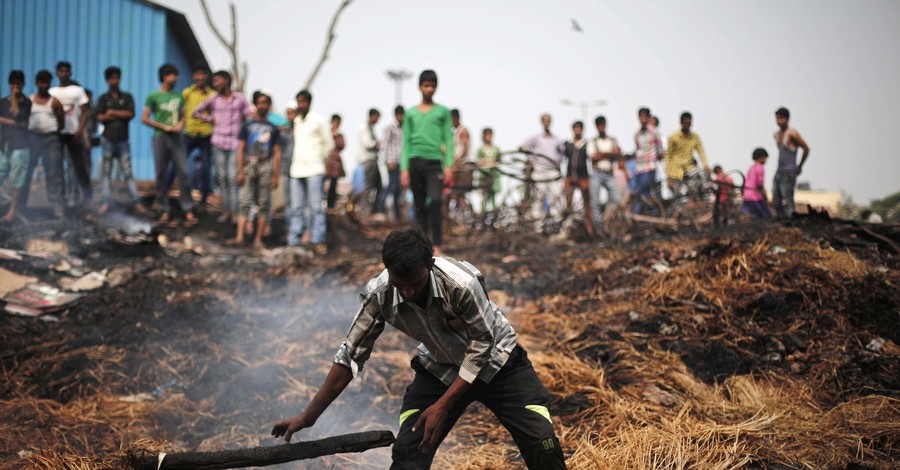 В Индии сгорел склад пиротехники: погибли семь человек