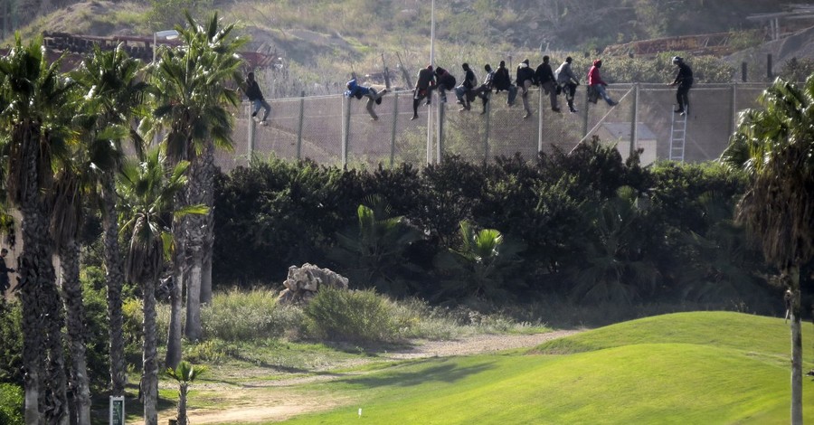 В Испанию из Марокко через пограничный забор 