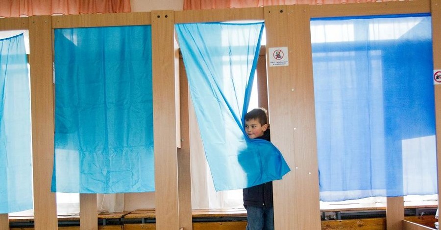 В Киеве на избирательных участках развесили запрещающие знаки
