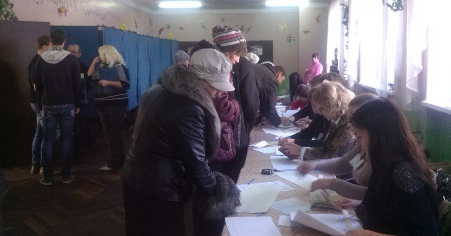 Из-за перевода часов в Запорожье на избирательных участках очереди