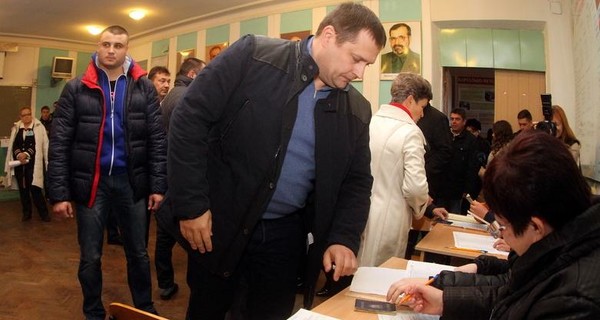 Зам Коломойского приехал голосовать с лидером ультрас "Днепра"