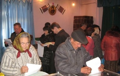 В селах люди ждут своей очереди проголосовать