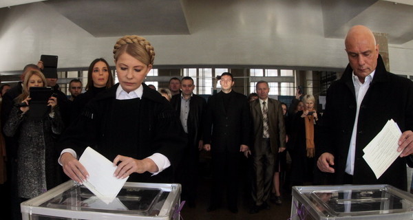 Тимошенко приехала голосовать на трех машинах, в черном пальто и с загадочным кольцом
