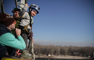 В Киеве пятилетний мальчик прыгнул с моста