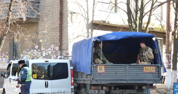 В Славянске военный грузовик врезался в микроавтобус