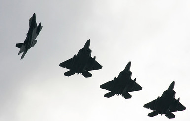 Восемь военных самолетов России 