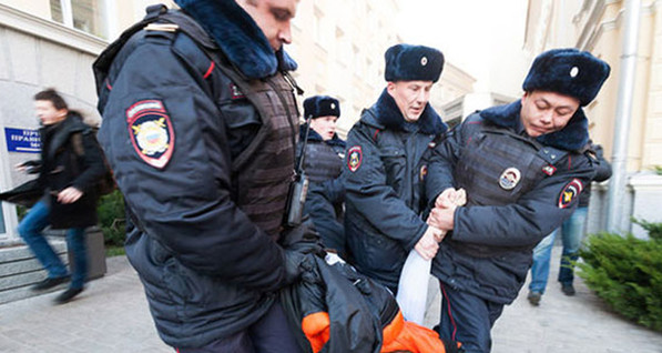 СМИ: в Москве полиция разогнала митинг медиков и учителей