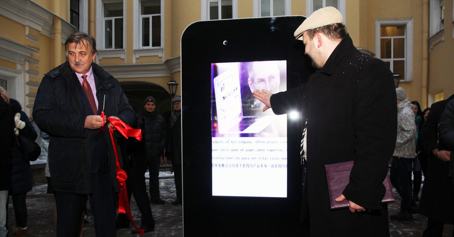 В Санкт-Петербурге демонтировали памятник покойному Стиву Джобсу