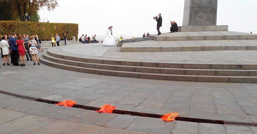 В Киеве вандалы обворовали парк Славы