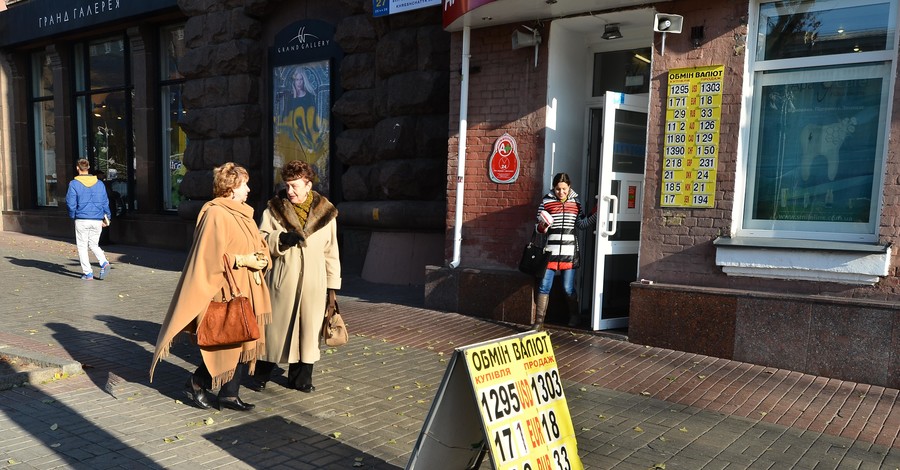 В Киеве очереди за валютой занимают с 6 утра