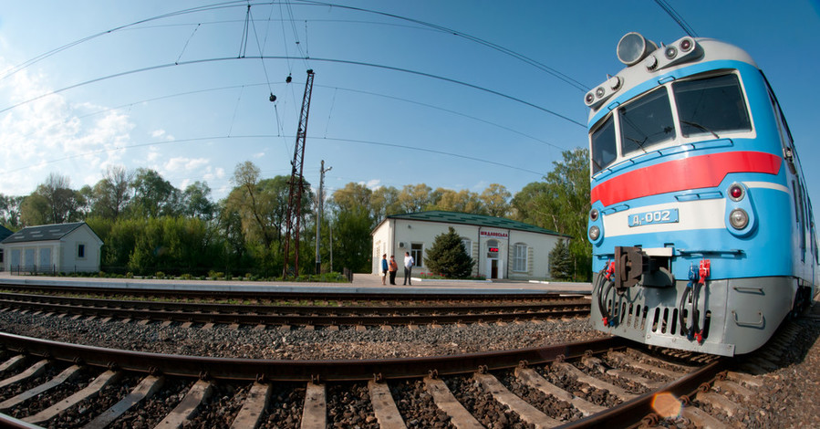 В России столкнулись пассажирский поезд и локомотив 