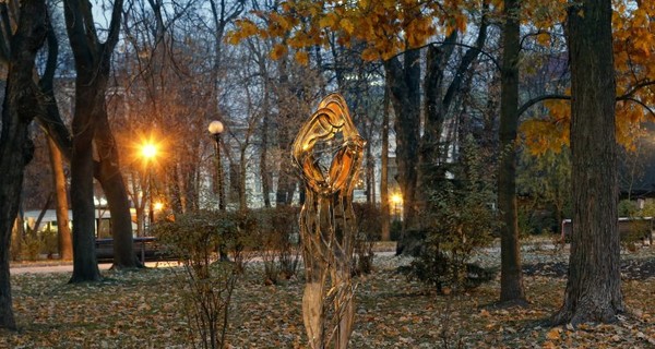 В Киеве в парке Шевченко замерли влюбленные из стали