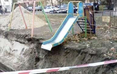 В Киеве из-за коммунальщиков детские горки ведут в пропасть