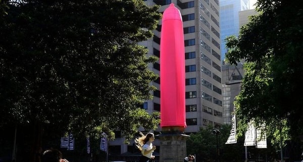 В Сиднее установили 18-метровый розовый презерватив