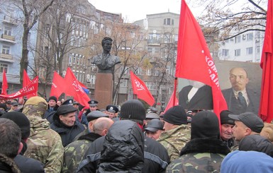 7 ноября в Харькове: облитую зеленкой коммунистку Александровскую увезли на троллейбусе