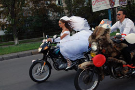 По городу промчалась свадьба на мотоциклах 