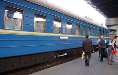 Три поезда в Донбасс снова изменили маршрут из-за боев
