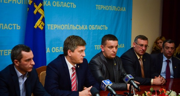 На Тернопольщине чиновники массово подали в отставку