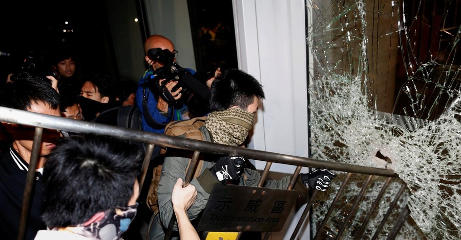Майдан в Гонконге:  протестующие атаковали законодательное собрание города