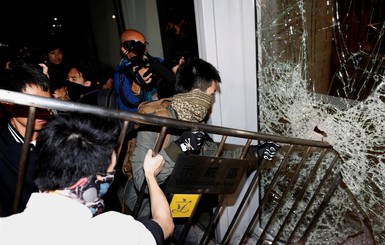 Майдан в Гонконге:  протестующие атаковали законодательное собрание города