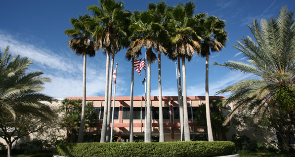 В Университете штата Флорида неизвестный расстрелял студентов