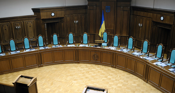 Конституционный суд принял представление Верховного суда о законности люстрации