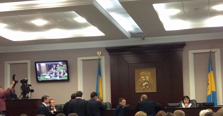 Снова в бой: депутаты Киевсовета чуть не подрались во время заседания