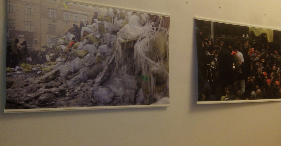 Фотографии президента в администрации заменили снимками баррикад