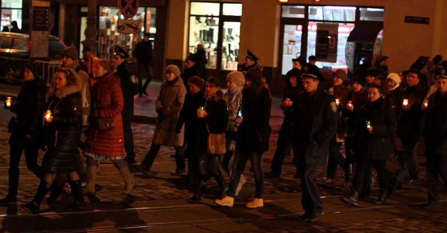 Во Львове провели безмолвное шествие в память о жертвах Голодомора