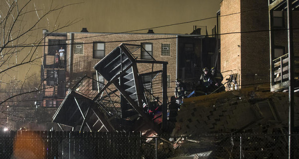 В Чикаго из-за взрыва рухнул жилой дом
