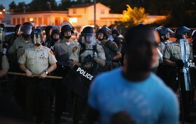 В США начались протесты: полицейского, застрелившего подростка в Фергюсоне, признали невиновным