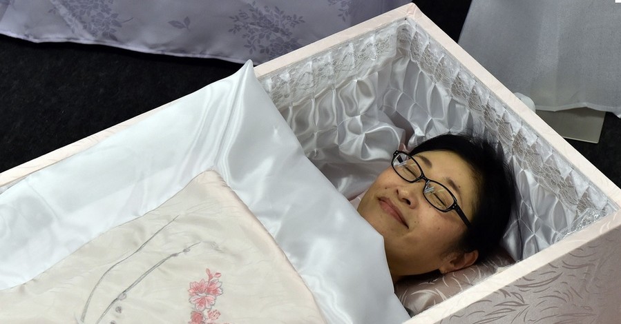 В Японии новая мода: люди ложатся в гробы при жизни