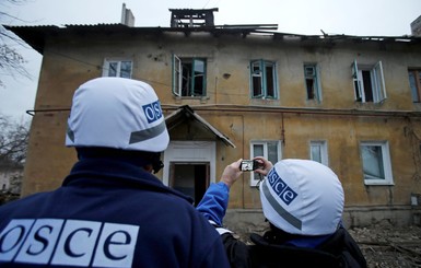 ОБСЕ заявила, что люди с оружием отбирают в Алчевске гуманитарку