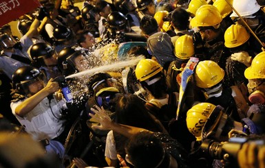 В Гонконге полиция применила против митингующих слезоточивый газ