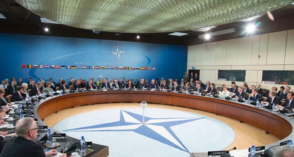 Главы МИД стран НАТО объявили полную боеготовность у границ с Россией