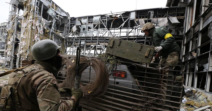 Полторак: военные остаются в аэропорту Донецка и не покинут объект  