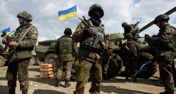 Порошенко: сегодня каждый военный - человек №1 в Украине