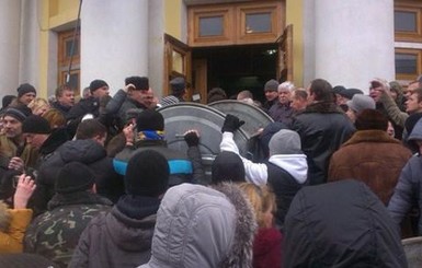 Майдан в Виннице: активисты жгли шины, штурмовали облсовет и МВД