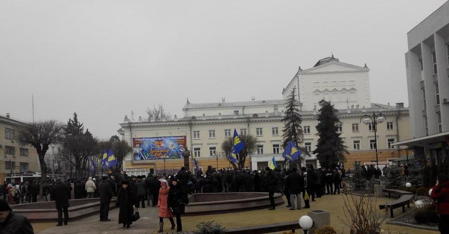 Майдан в Виннице:  Активисты собирают вече и монтируют палатки 